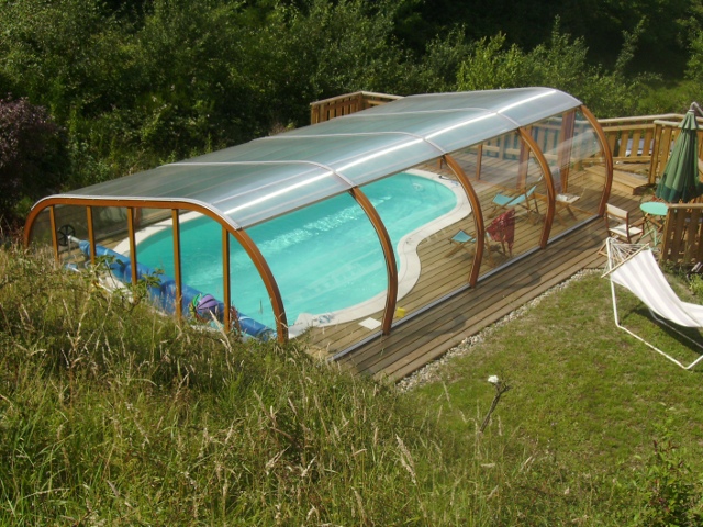 Abri piscine sur terrasse bois